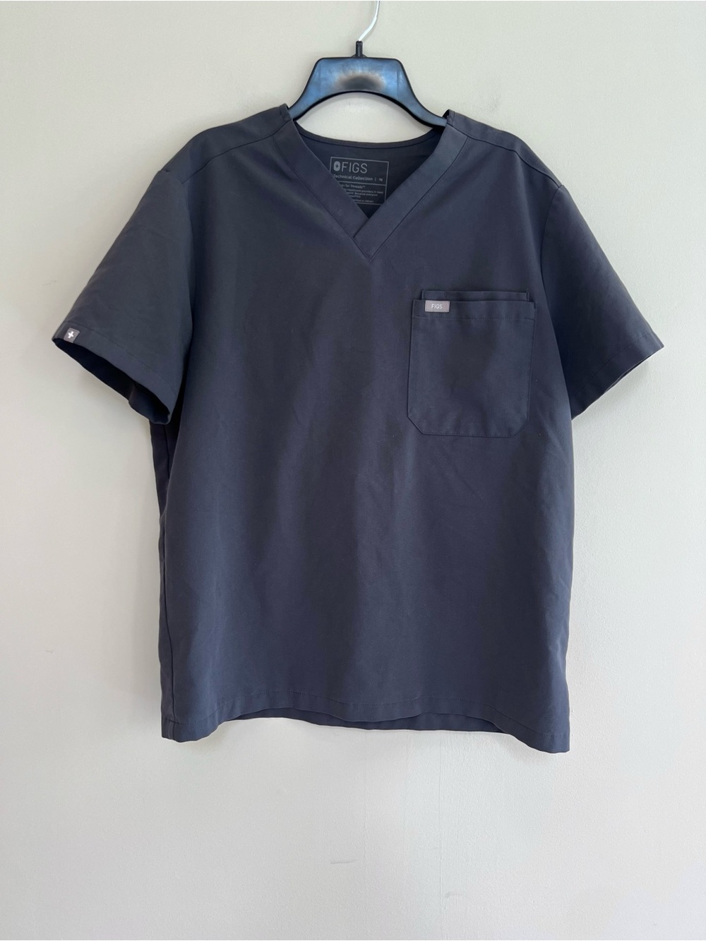 FIGS Men's Leon Three-Pocket Scrub Top in Charcoal Grey (PO#: 5937), Medium